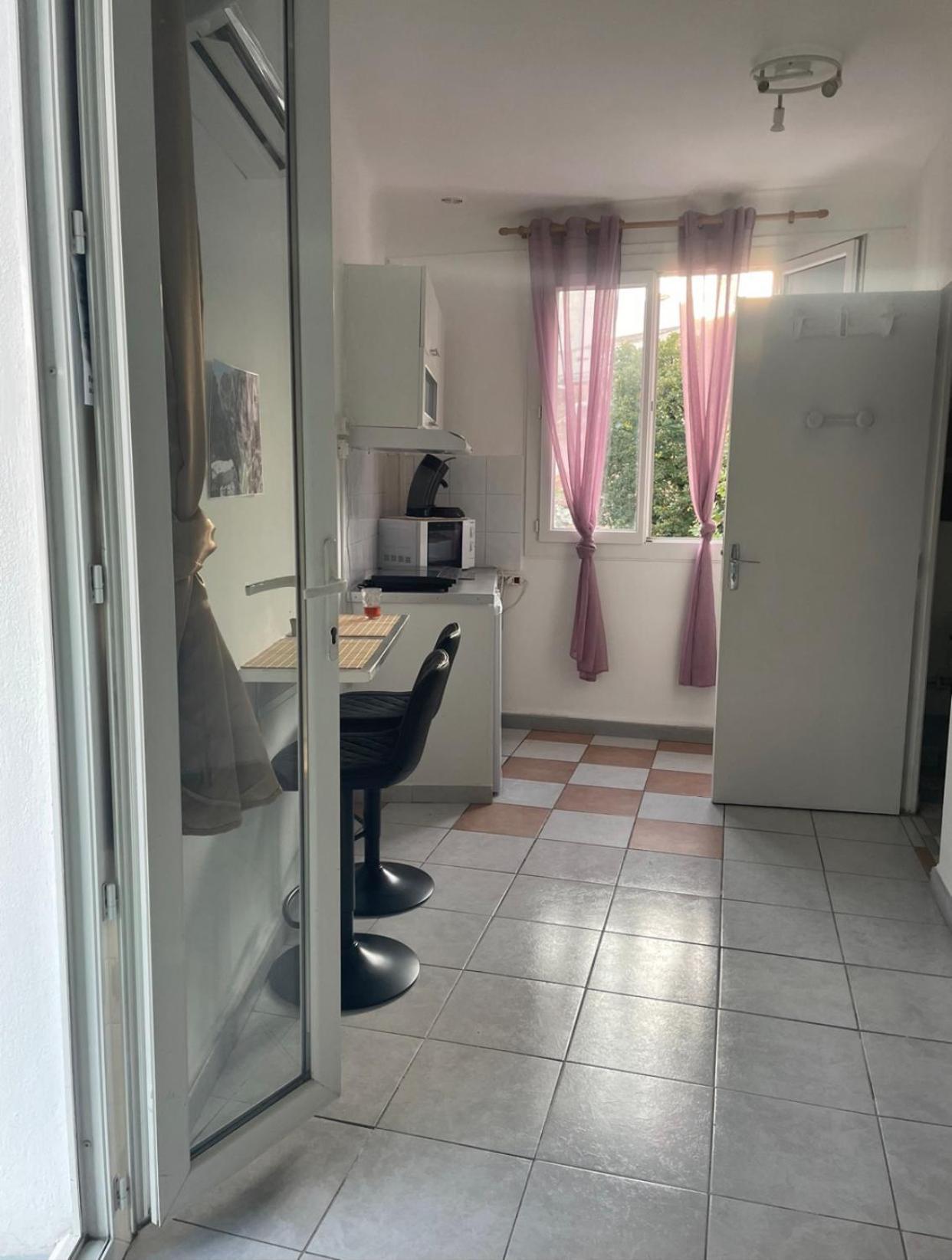Stud Terras Ville Corniche 2 Pers Stat Gratuit Rue Modif Suivt Possib Et Accord Exclusif Марсель Экстерьер фото